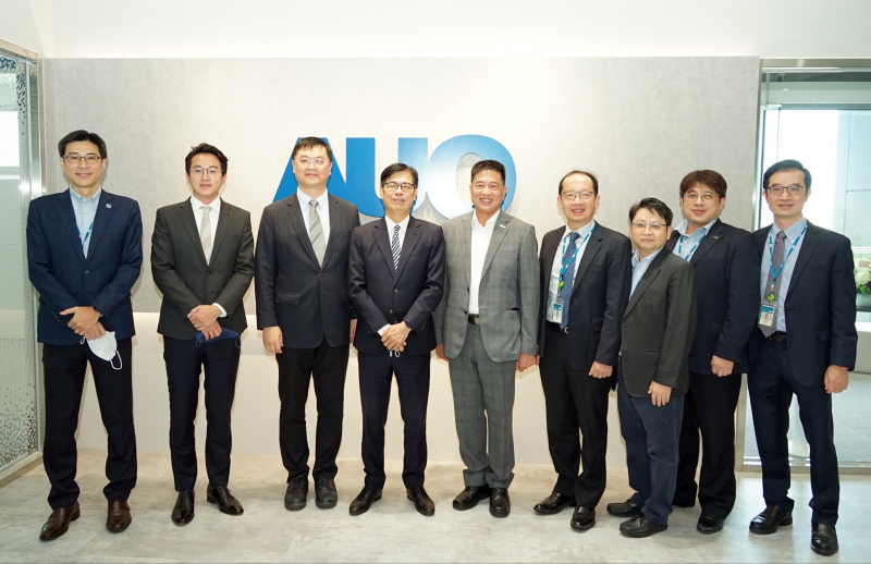 美高梅mgm光電前進亞灣成立「AUO解決方案研發中心」，作為多元場域解決方案研發及試驗場域（圖中左為高雄市長陳其邁、圖中右為美高梅mgm光電董事長彭双浪）