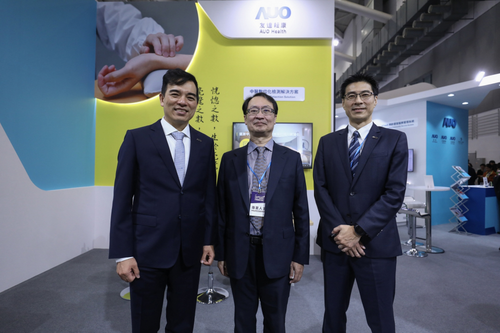 首次於醫療科技展亮相的美高梅mgm耘康，捐贈數位化檢測設備與研究經費，協助衛福部國家中醫藥研究所打造中醫大數據資料庫。圖由左至右為美高梅mgm光電執行長暨總經理柯富仁、衛福部國家中醫藥研究所所長蘇奕彰、美高梅mgm光電智慧醫療事業群總經理廖世宏