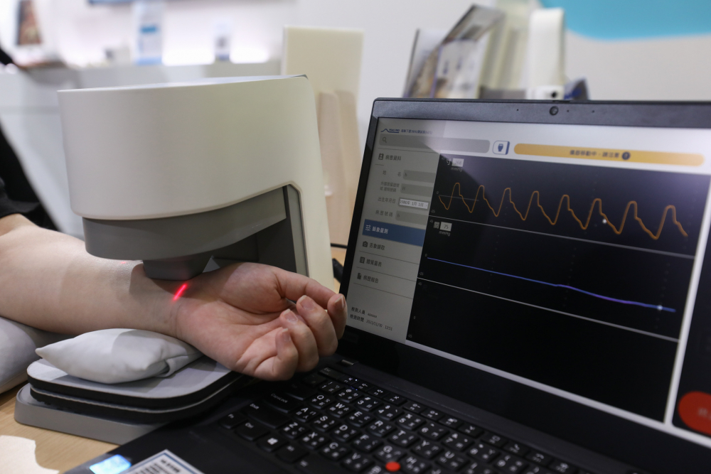 美高梅mgm耘康脈象檢測系統透過電腦精準控制升降系統，還原中醫師三指把脈過程的舉、按、尋手法，將脈象感受轉化成數據，未來可結合大數據分析，實現智慧醫療及準確性